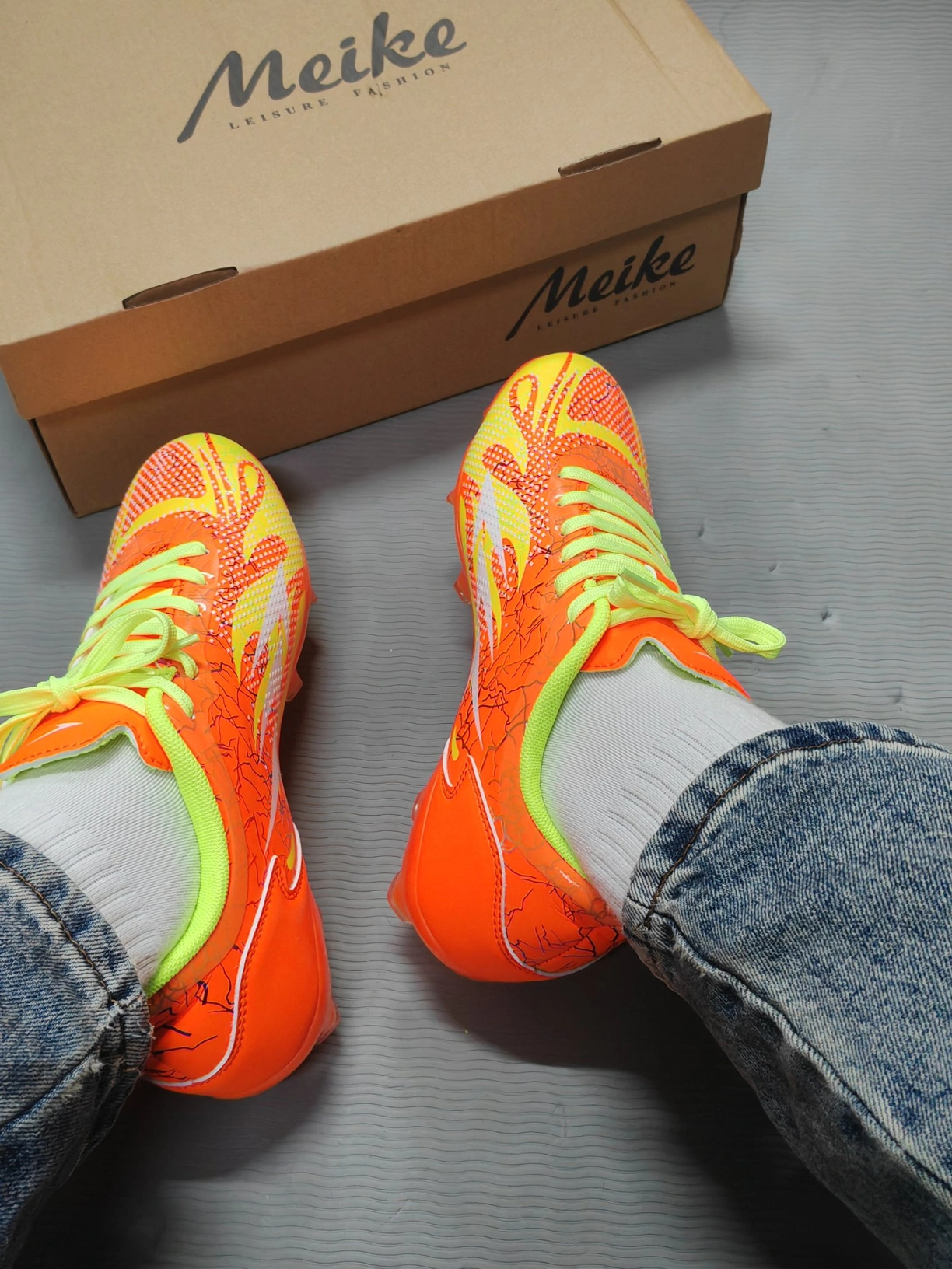 九游BT版手游下载包含摔跤赛场再起风云：漠南鲨队队小胜南城独角兽队，脚步移动更到位韧性与执行并存的词条